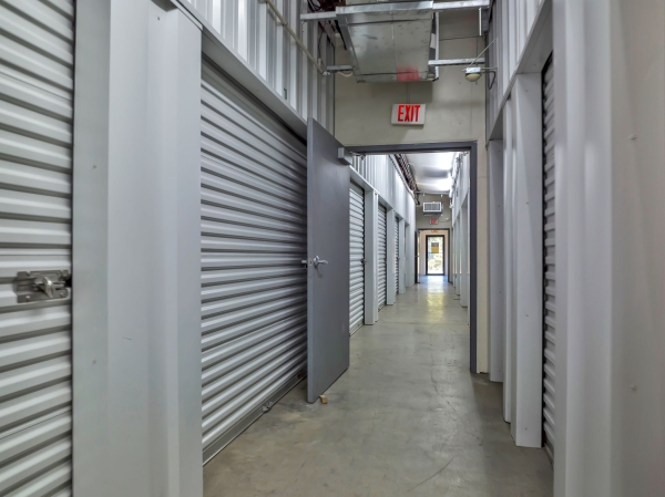 Facility photo: //images.sparefoot.com/medium/24224768d2e5e425212.jpg