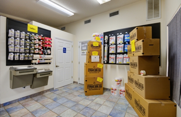Facility photo: //images.sparefoot.com/medium/24224868d2e94bcb7ec.jpg