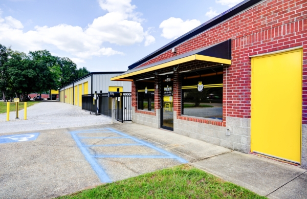 Facility photo: //images.sparefoot.com/medium/24224868d2e9533ff06.jpg