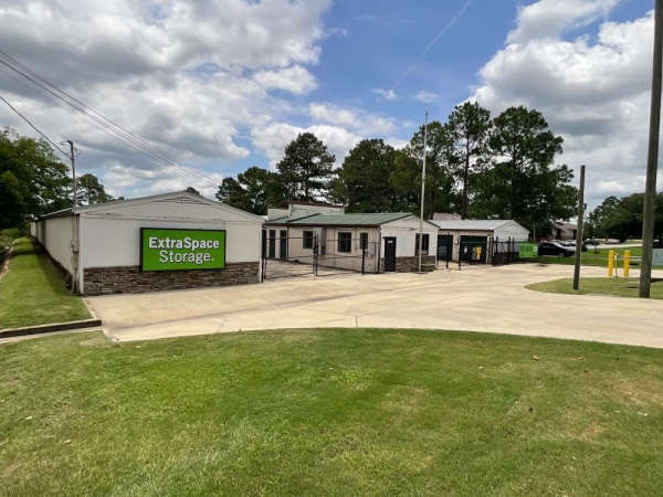 Facility photo: //images.sparefoot.com/medium/2422656a43b064020ed.jpg