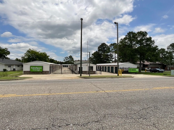 Facility photo: //images.sparefoot.com/medium/2422656a43b06512dcc.jpg