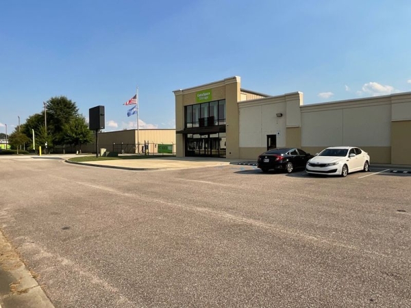 Facility photo: //images.sparefoot.com/medium/2422676904f21f5a2a7.jpg