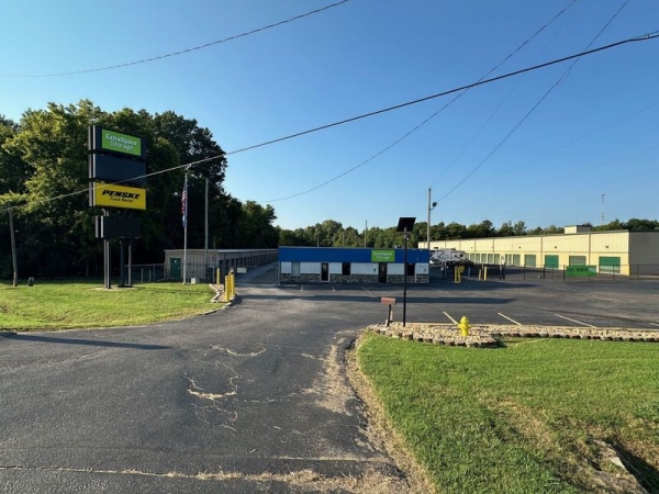 Facility photo: //images.sparefoot.com/medium/2422716904f19a84721.jpg