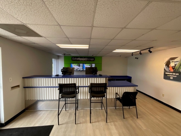 Facility photo: //images.sparefoot.com/medium/2422716a3d18bd5b3d1.jpg