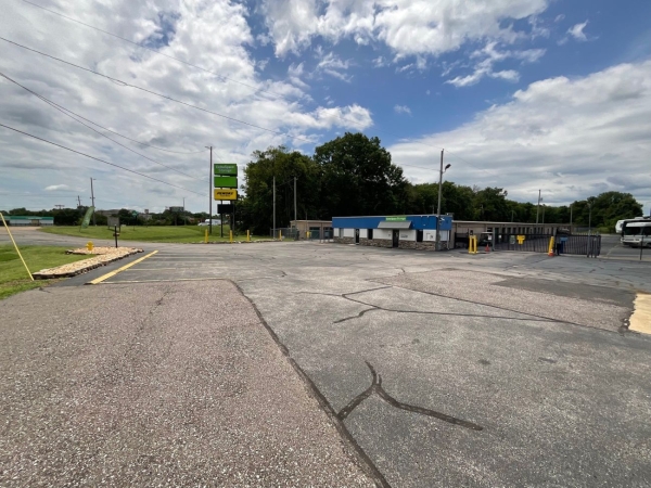 Facility photo: //images.sparefoot.com/medium/2422716a3d18c14b9d6.jpg