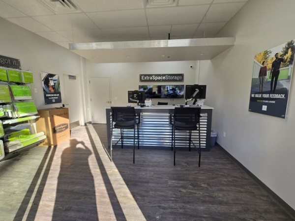 Facility photo: //images.sparefoot.com/medium/2422726904f833c91dd.jpg