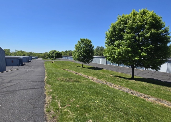 Facility photo: //images.sparefoot.com/medium/2422736a5230f22968c.jpg