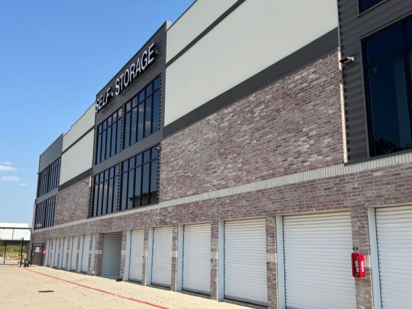 Facility photo: //images.sparefoot.com/medium/2422806904f7025add9.jpg