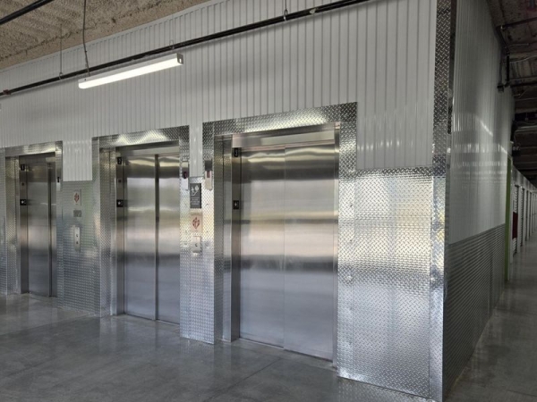 Facility photo: //images.sparefoot.com/medium/2422846905007b9144b.jpg