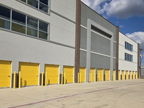 Facility photo: //images.sparefoot.com/medium/2422856904f6b95d15f.jpg