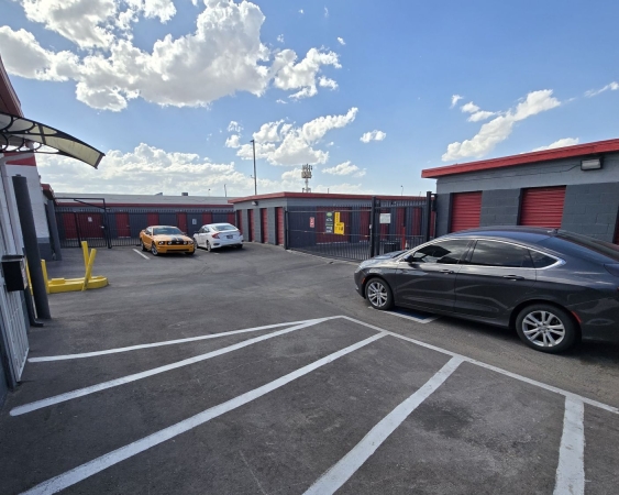 Facility photo: //images.sparefoot.com/medium/24228669943000144e6.jpg