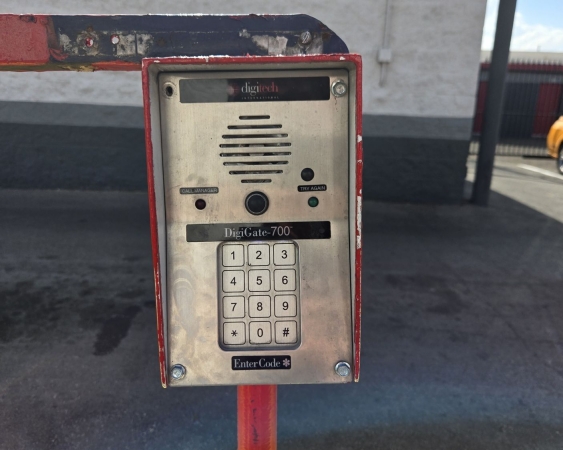 Facility photo: //images.sparefoot.com/medium/24228669943001386fa.jpg