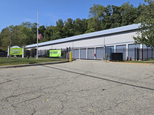 Facility photo: //images.sparefoot.com/medium/242291690397f46865f.jpg