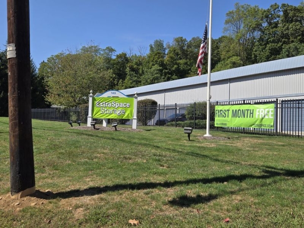 Facility photo: //images.sparefoot.com/medium/242291690398152417e.jpg