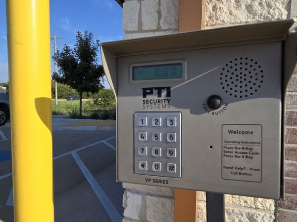 Facility photo: //images.sparefoot.com/medium/2422946904f610e35a1.jpg