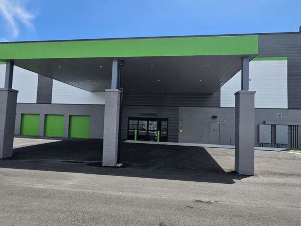 Facility photo: //images.sparefoot.com/medium/2422956904fb734209c.jpg