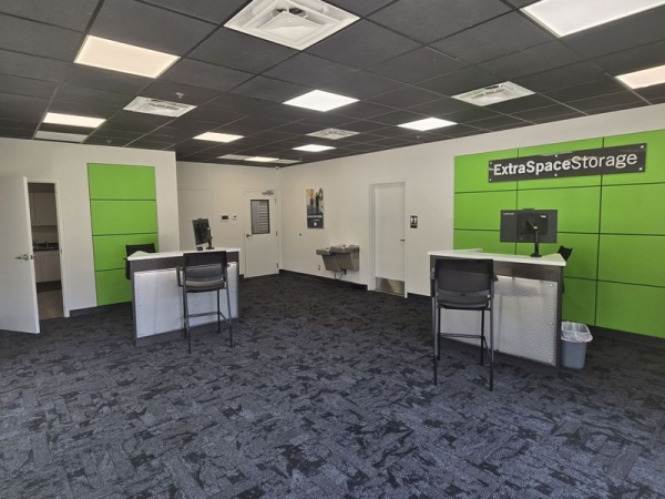 Facility photo: //images.sparefoot.com/medium/2422966908d7fae0e22.jpg