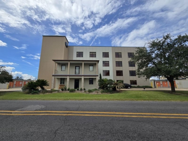 Facility photo: //images.sparefoot.com/medium/2422976904f4717396c.jpg