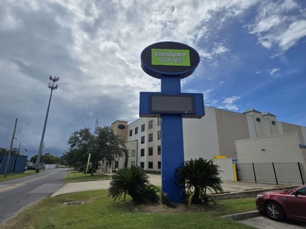 Facility photo: //images.sparefoot.com/medium/2422976904f4727b95b.jpg