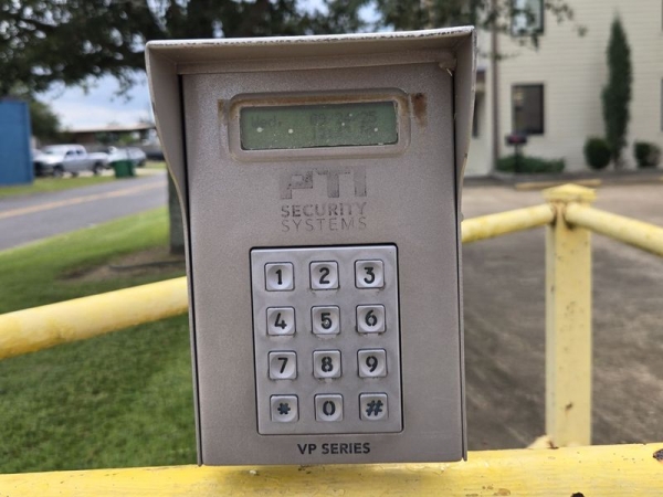 Facility photo: //images.sparefoot.com/medium/2422976904f475505c5.jpg