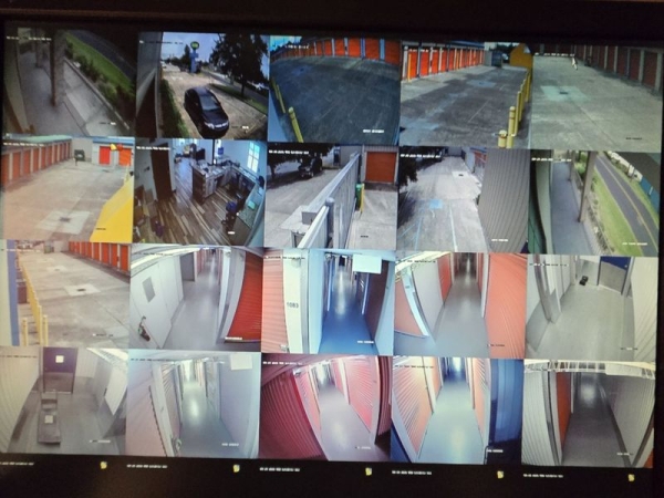 Facility photo: //images.sparefoot.com/medium/2422976904f47728dae.jpg