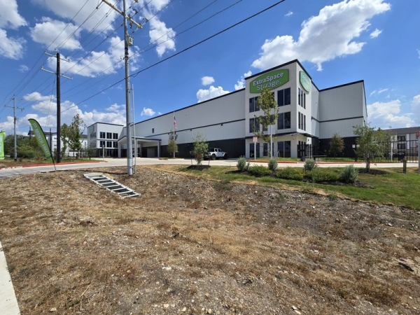 Facility photo: //images.sparefoot.com/medium/2423006904e1475b02a.jpg