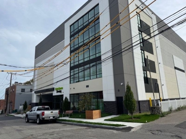 Facility photo: //images.sparefoot.com/medium/242315690502bdd2709.jpg