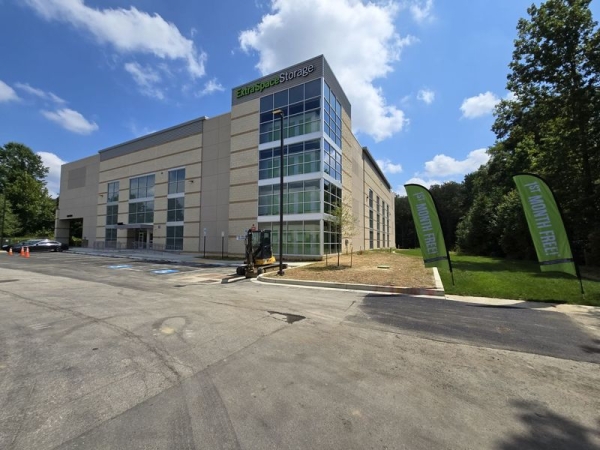 Facility photo: //images.sparefoot.com/medium/2423186904f86bc746d.jpg