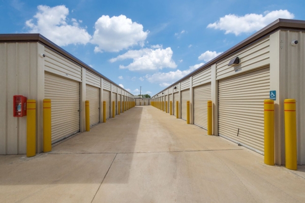 Facility photo: //images.sparefoot.com/medium/24232269e374ff1761c.jpg