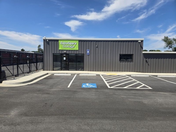 Facility photo: //images.sparefoot.com/medium/2423266904eb5e2323e.jpg