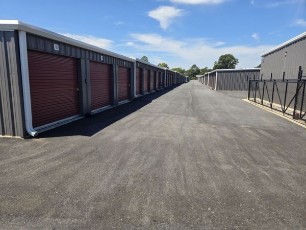 Facility photo: //images.sparefoot.com/medium/2423266904eb7a08aa7.jpg