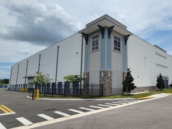 Facility photo: //images.sparefoot.com/medium/2423276902853d57b35.jpg