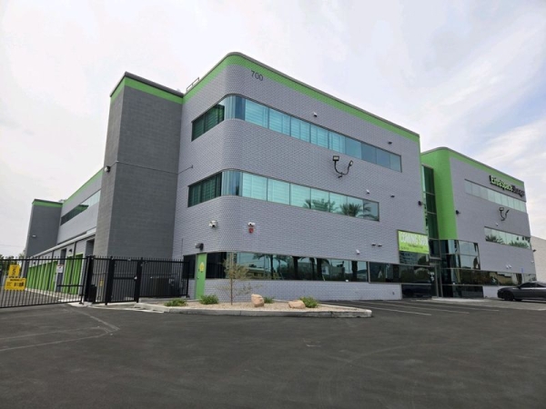 Facility photo: //images.sparefoot.com/medium/2423306908d916df7a8.jpg