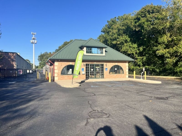 Facility photo: //images.sparefoot.com/medium/24233669028261dbe43.jpg