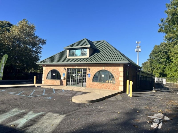 Facility photo: //images.sparefoot.com/medium/24233669028262b5b01.jpg