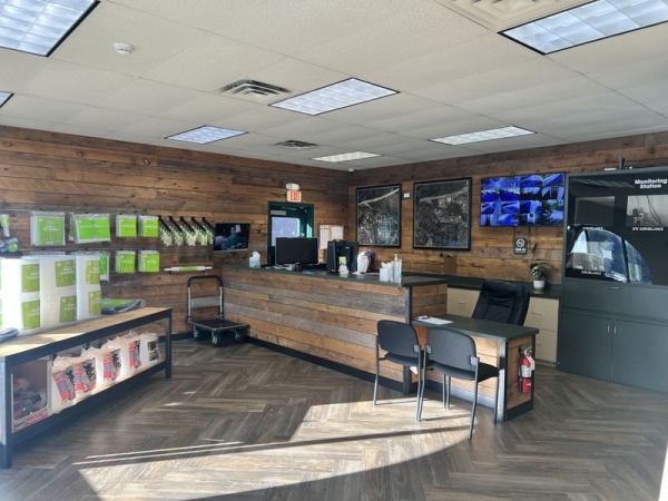 Facility photo: //images.sparefoot.com/medium/24233669028265cb28d.jpg