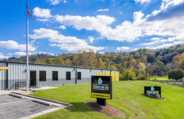 Facility photo: //images.sparefoot.com/medium/24234568d412c86dad1.jpg