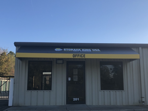Facility photo: //images.sparefoot.com/medium/24234568d412cba3e43.jpg