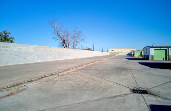 Facility photo: //images.sparefoot.com/medium/24235168d4142a66e62.jpg