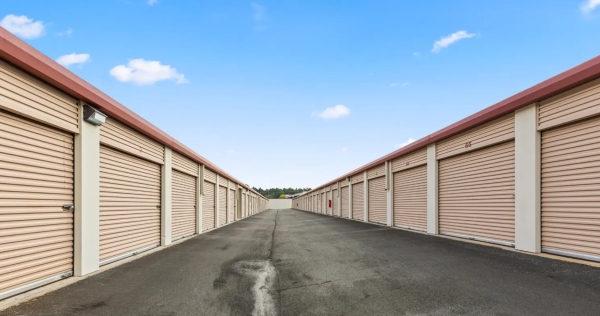 Facility photo: //images.sparefoot.com/medium/242368690b81e724b56.jpg