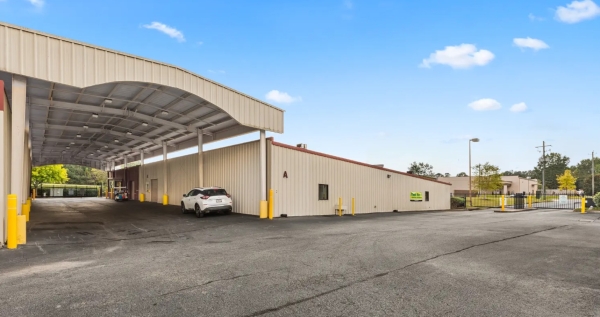 Facility photo: //images.sparefoot.com/medium/242368690b81e7e9425.jpg