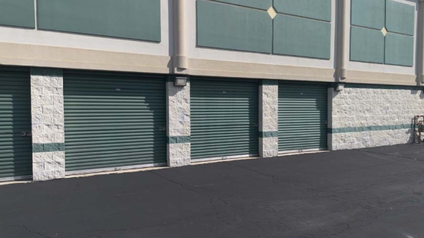 Facility photo: //images.sparefoot.com/medium/24236968dadaf832a6e.jpg