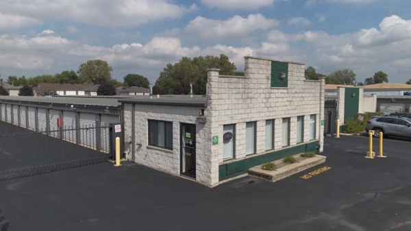 Facility photo: //images.sparefoot.com/medium/24237668daf1165b8d8.jpg