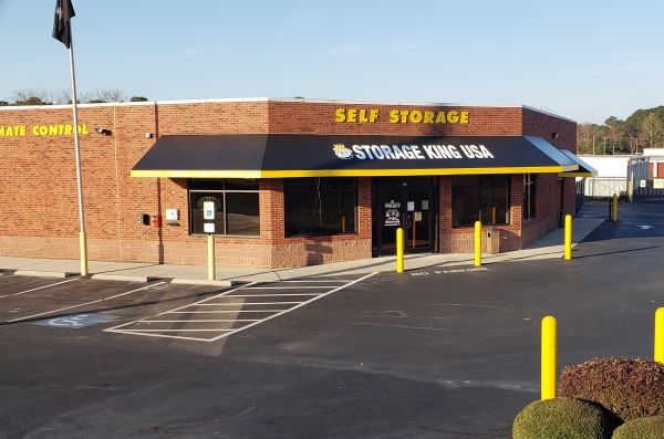 Facility photo: //images.sparefoot.com/medium/24239368d6bf8edbccb.jpg