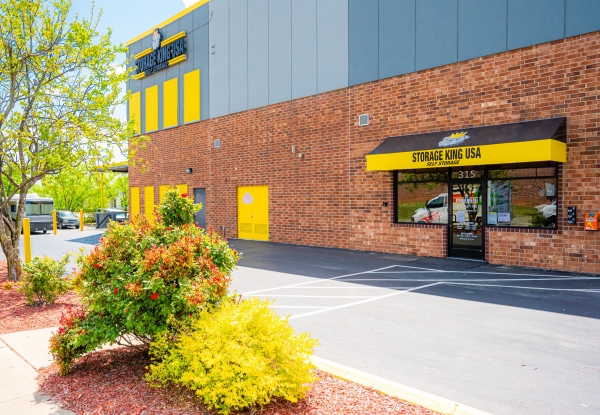 Facility photo: //images.sparefoot.com/medium/24239668d6aca2c4b12.jpg