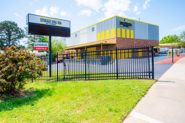 Facility photo: //images.sparefoot.com/medium/24239668d6aca4e583e.jpg