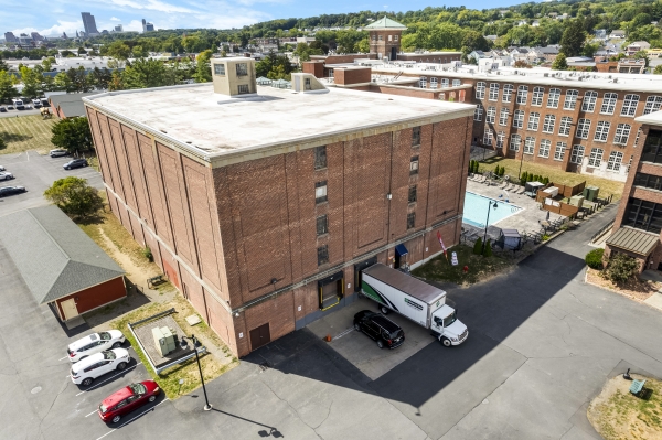 Facility photo: //images.sparefoot.com/medium/24240368dea2f59c191.jpg