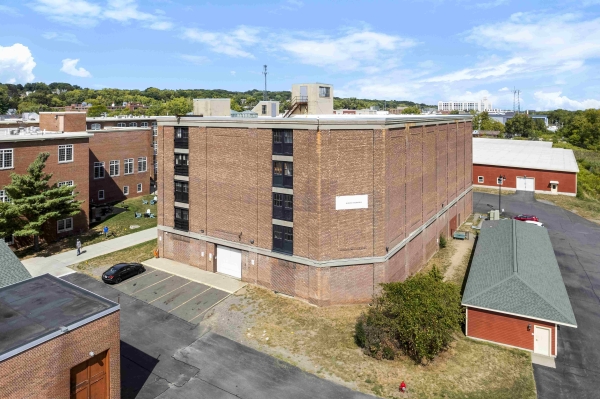 Facility photo: //images.sparefoot.com/medium/24240368e7f1e987646.jpg