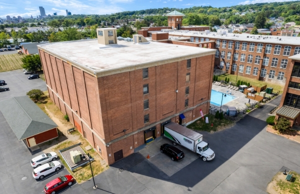 Facility photo: //images.sparefoot.com/medium/242403696a81ff4acd4.jpg