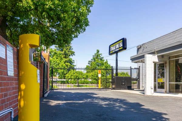 Facility photo: //images.sparefoot.com/medium/24243268dc21d54b6f6.jpg